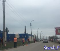 В Керчи коммунальщики убирают обочины дорог