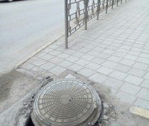 В центре Керчи продолжает проваливаться люк