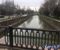 В Керчи с моста через реку Мелек-Чесме пропала секция ограждения
