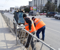 В Симферополе продолжается работа по очистке прибордюрной полосы