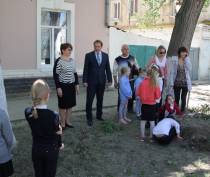 Глава администрации с учениками высадил деревья